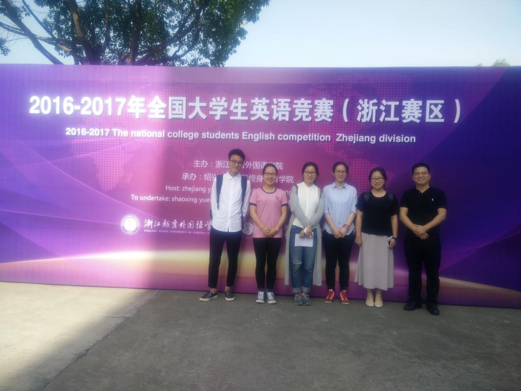 右二为免费色情影片化学师范151班林佳玲同学